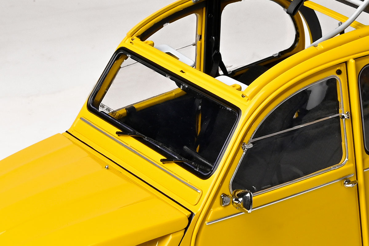 Agora Models unveils For Your Eyes Only Citroën 2CV 1 8 scale open roof