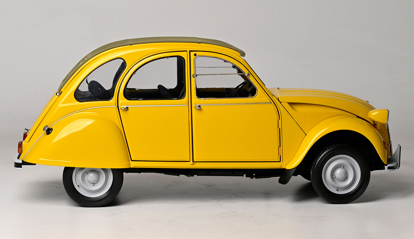 Agora Models unveils For Your Eyes Only Citroën 2CV 1 8 scale side