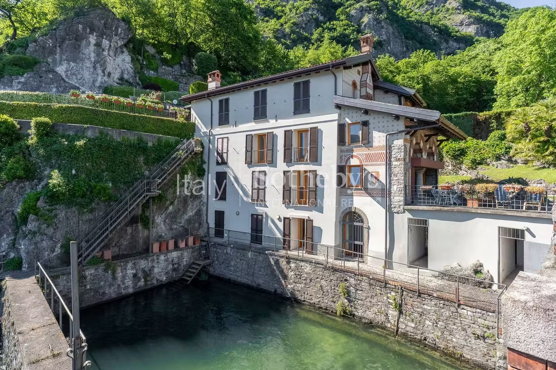 Villa La Gaeta for sale apartment side building dependence